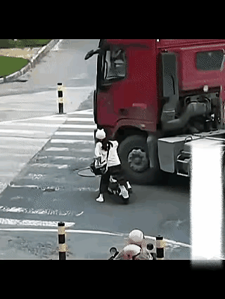 看到大货车赶紧让开，
离得远一点，
这是对自己的安全负责，
不要去争谁对谁错，