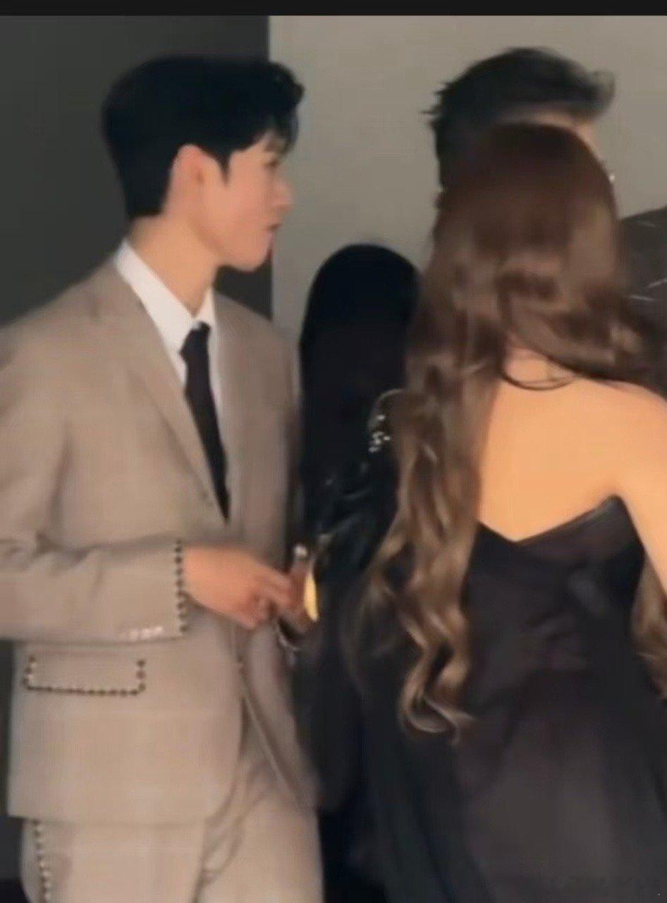 龚俊星光大赏路透造型龚俊星光大赏红毯造型龚俊星光大赏路透造型，好帅，