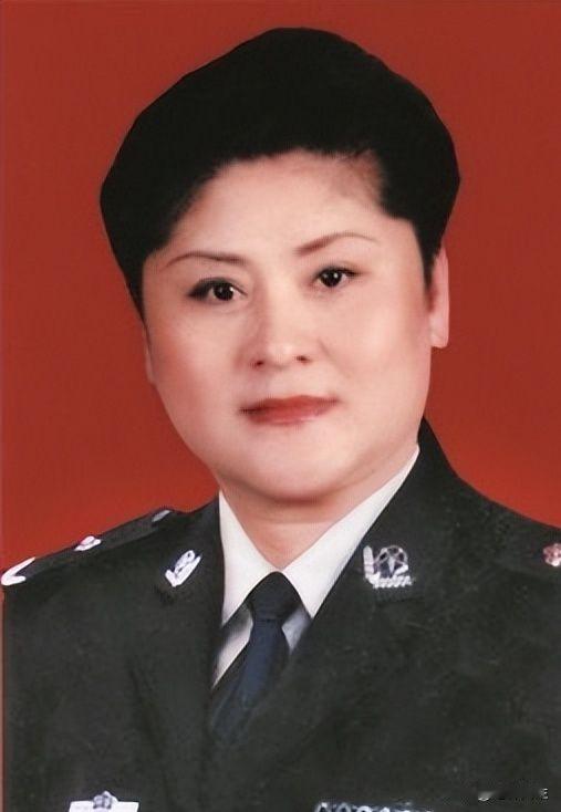 1988年，郑州一姑娘被两名大汉强行塞进出租车内。就在车子急刹时，姑娘趁着前倾惯