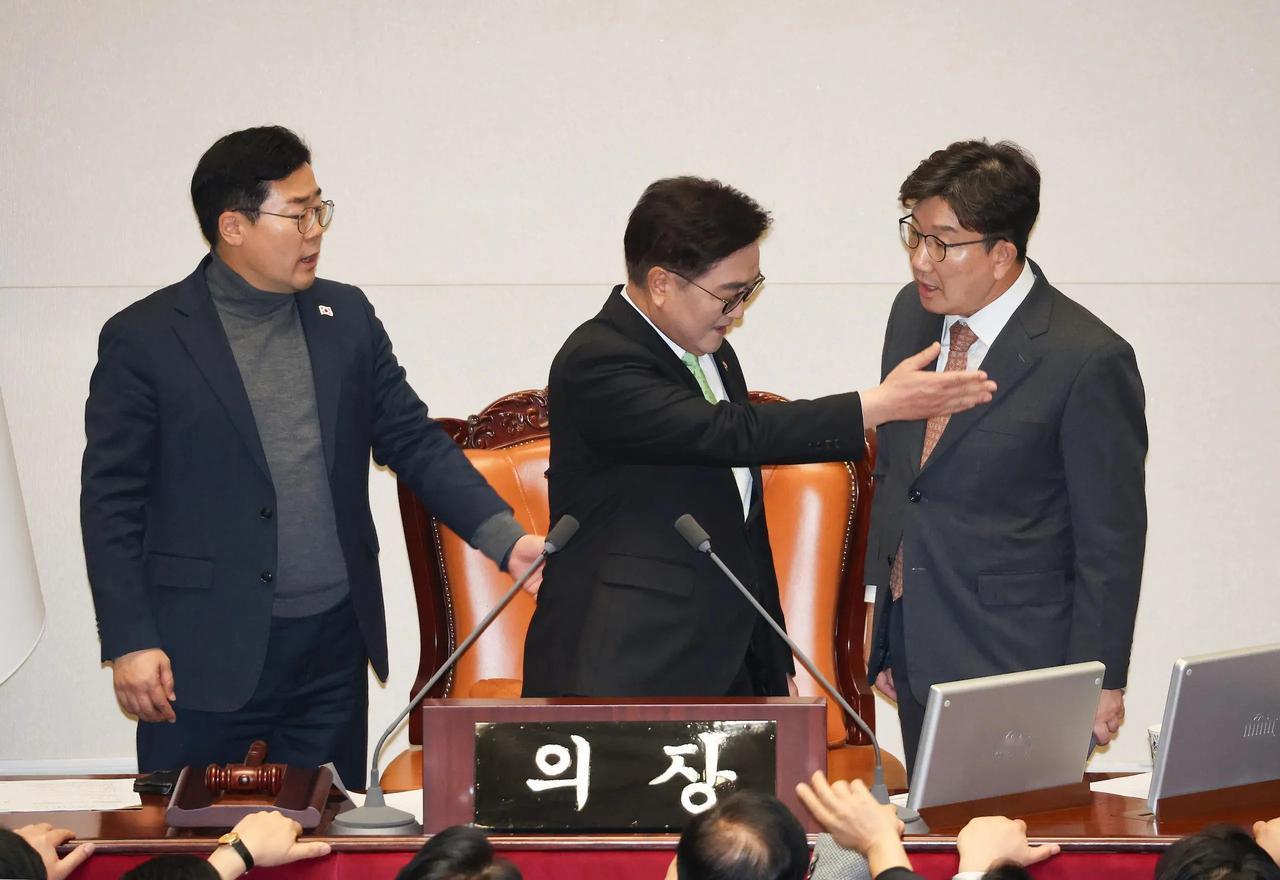 眼看着韩悳洙被在野党弹劾，执政党却无能为力。
在执政党议员振臂高呼抗议的声浪中，