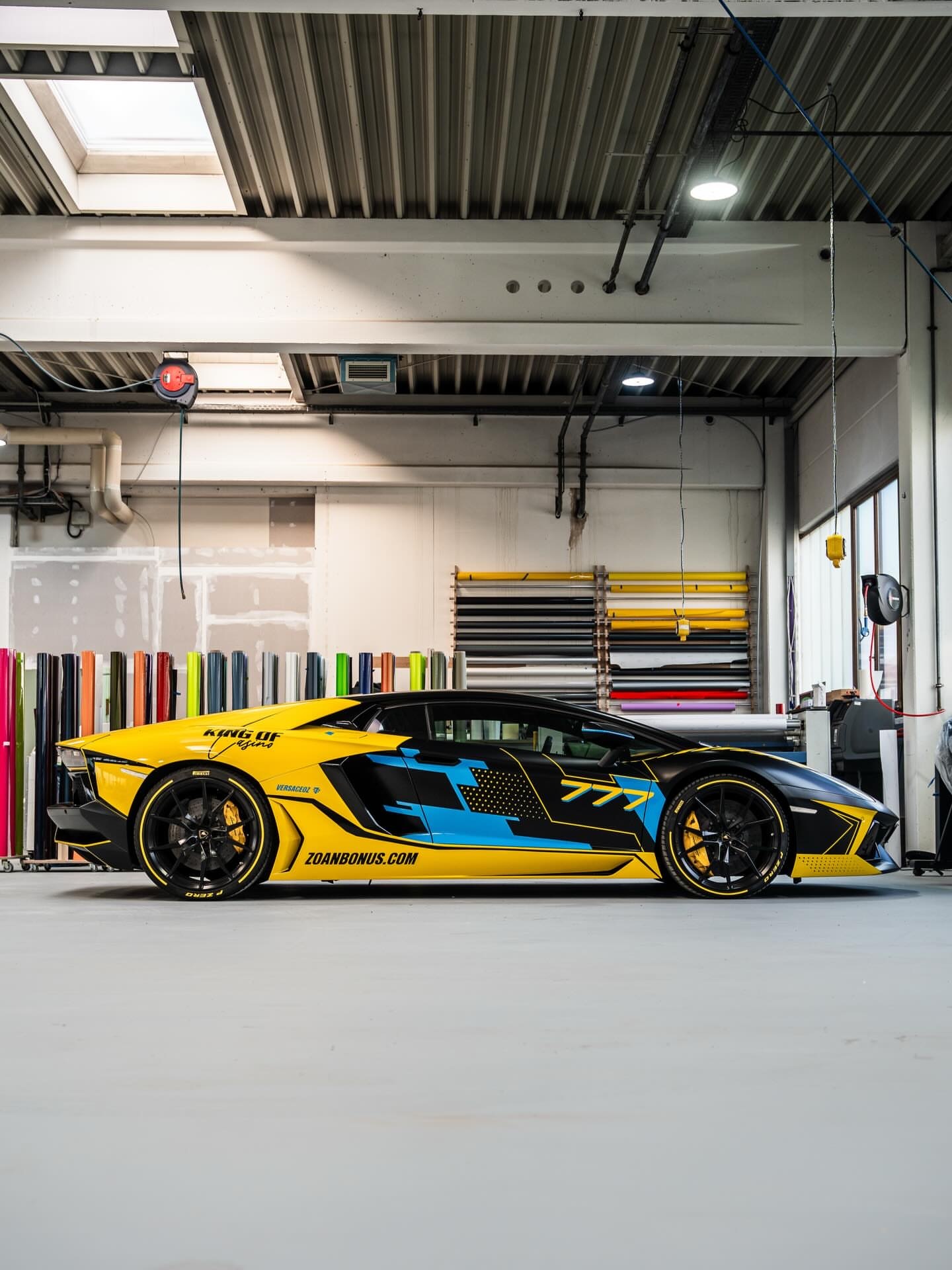 兰博基尼 Aventador 的无漆全碳纤维车身与设计碳纤维车身这台兰博基尼 A