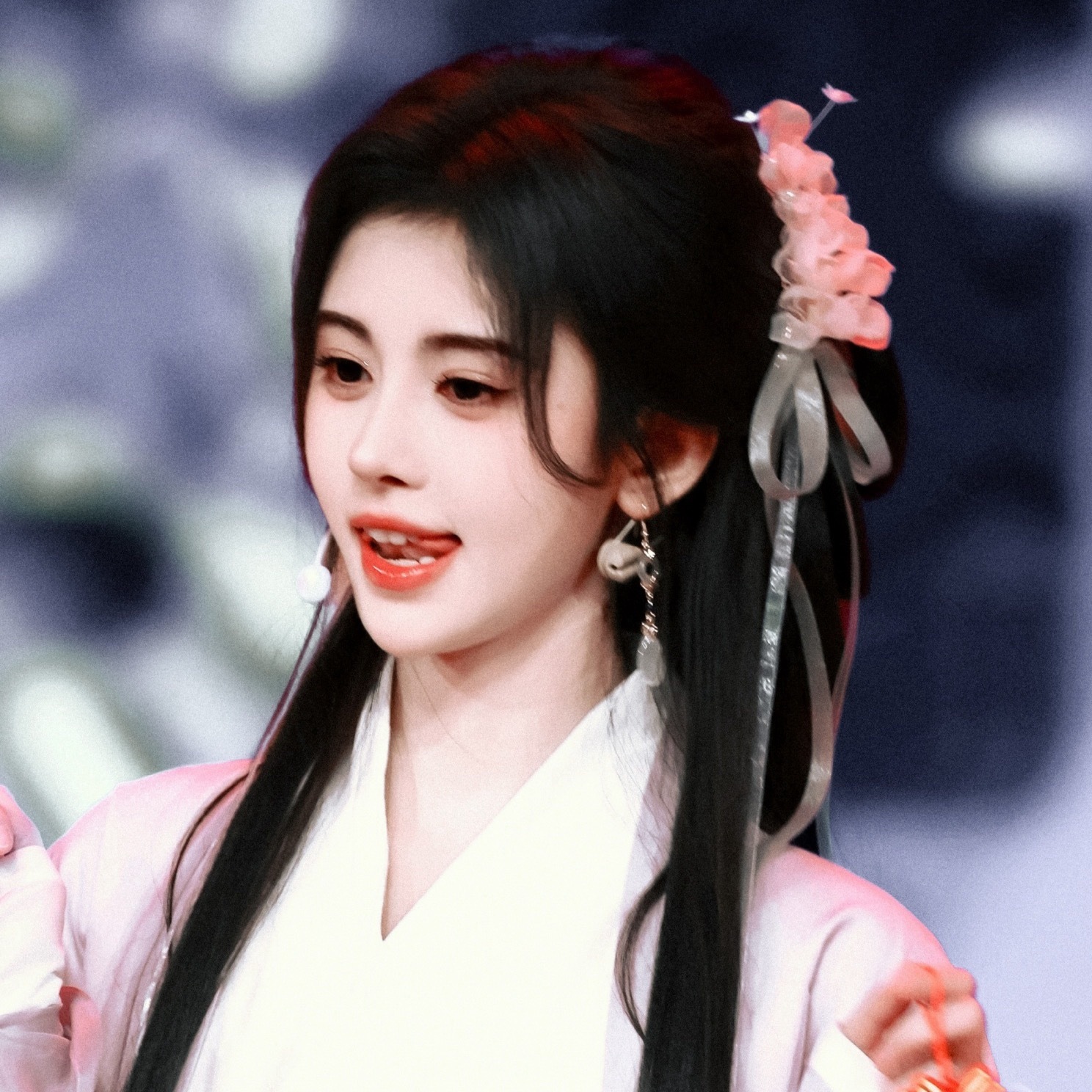 回看游山恋舞台 发现好萌的吐舌一帧！可爱可爱🥰 