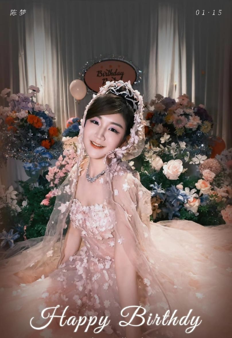 28岁生日，她选择用粉色纱裙对抗整个赛场的肃杀。
工作室放出的写真里，花海淹没脚