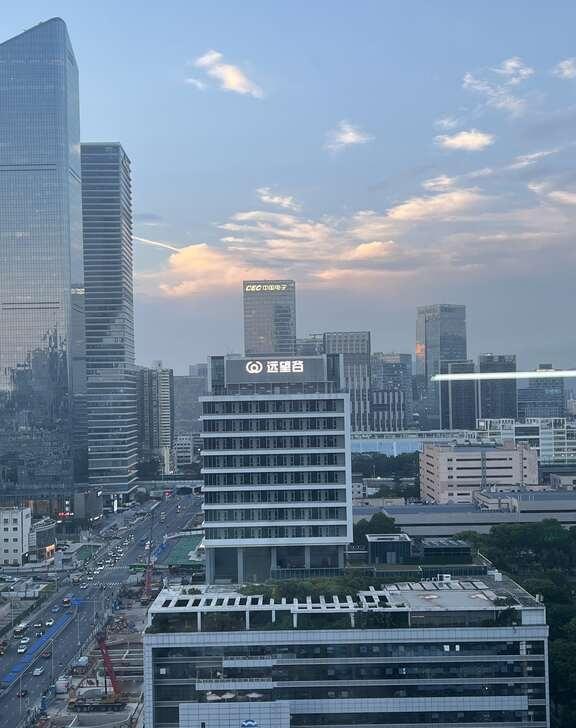 深圳终于天晴了
难得呀，第一次看到这样的天空，很久很久深圳 天气好的时候 难绷的