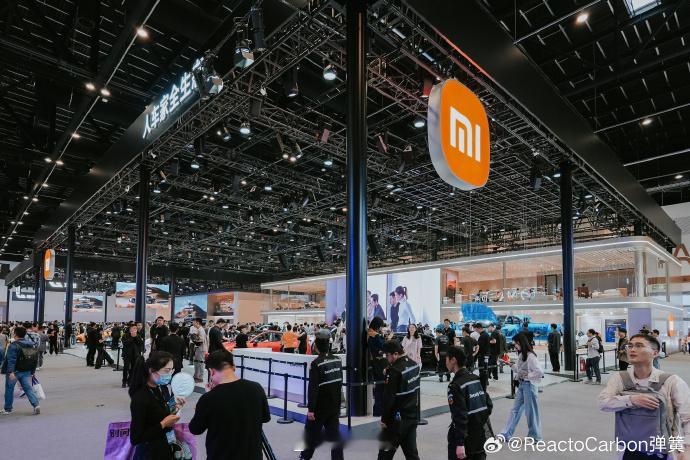 老外踮脚看中国智造两张跨越 21 年的同款蹲姿照片，道尽了中国汽车产业的逆袭史诗