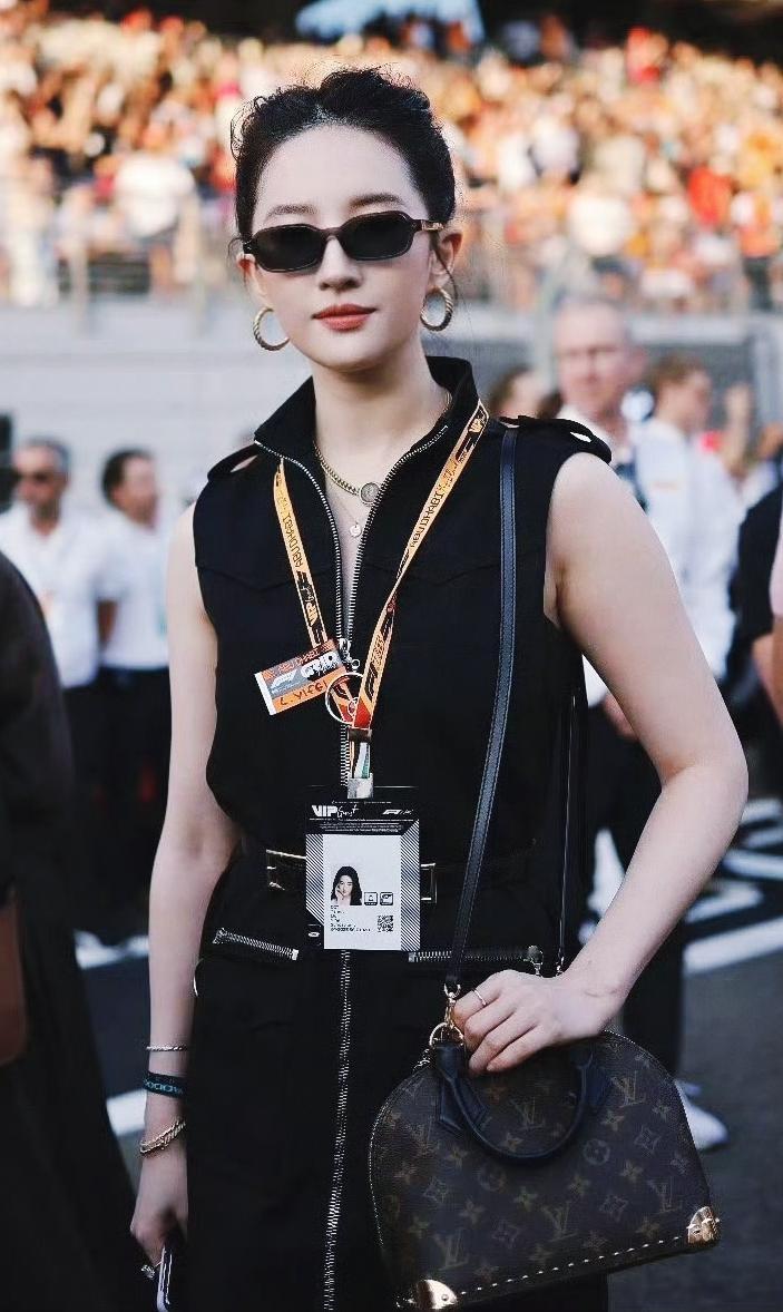 用一句话形容刘亦菲的美亭亭玉立自信满满贤妻良母[比心][呲牙]