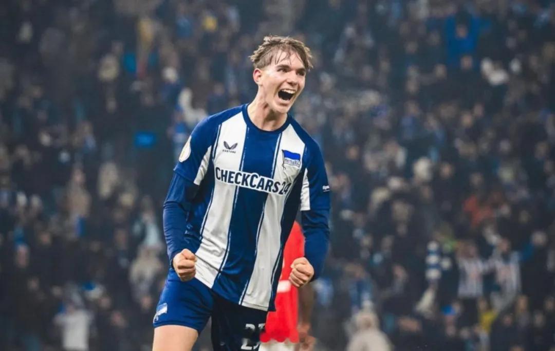 罗马诺发推：独家消息，曼城 加入了众多德甲和英超俱乐部对德国神童肯内特-艾希霍恩