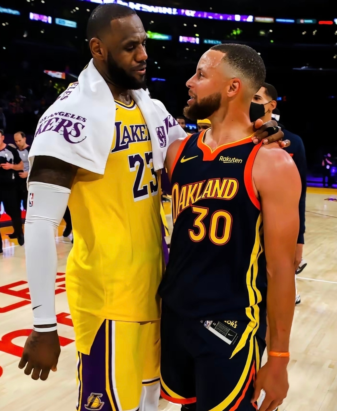 新赛季NBA球员工资榜：1.库里：6230万美元2.约基奇：5900万美元3.阿