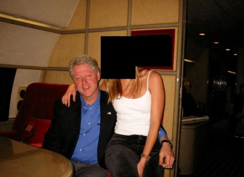 果然是人走茶凉！
爱泼斯坦案终于开始公布照片了。但是大多数还是前总统克林顿的。