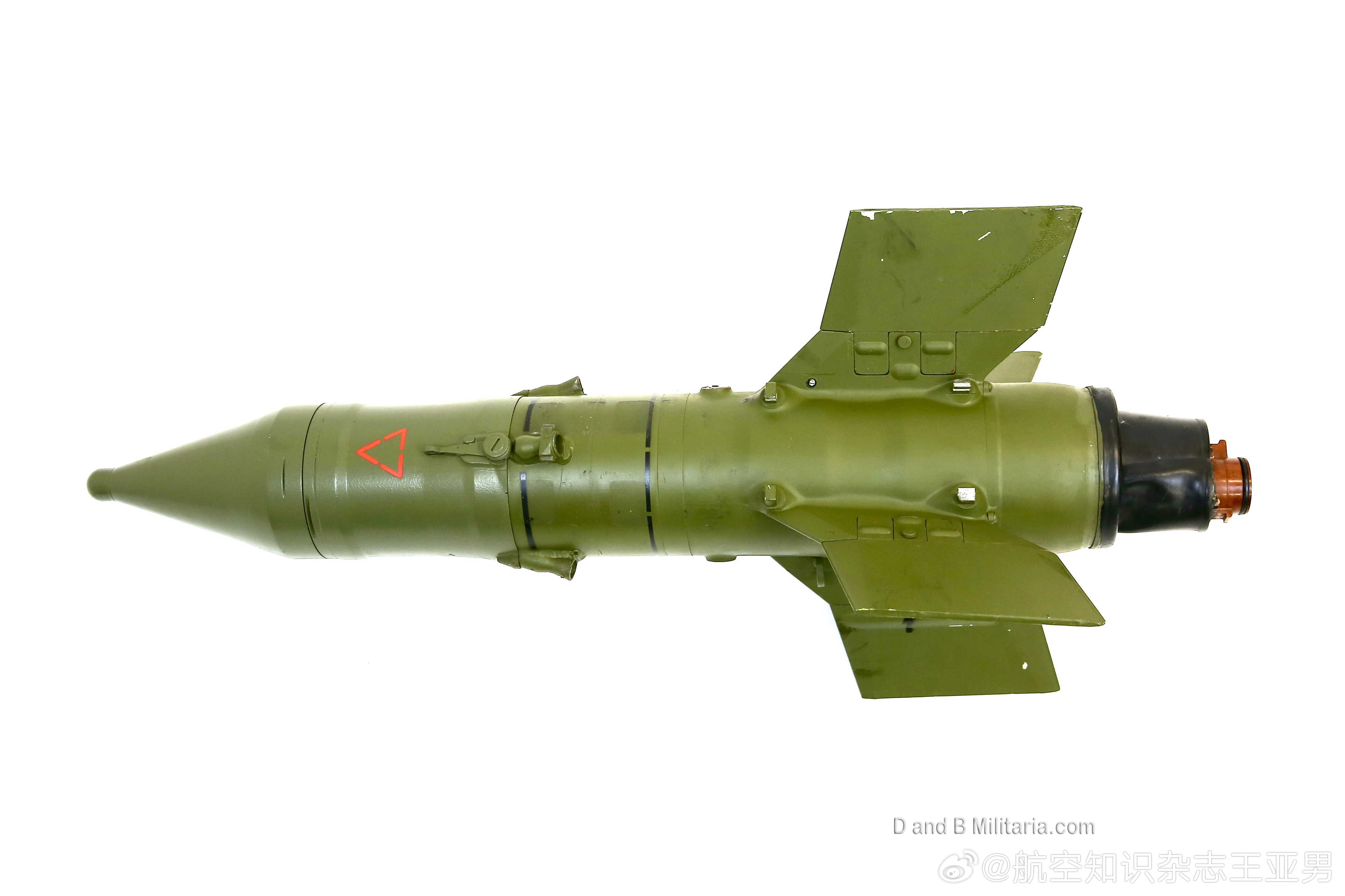 出现在拍卖行的苏联9M14反坦克导弹，北约代号AT-3“赛格”，附带木制包装箱。