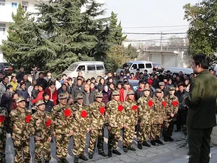 现在当兵和那时代当兵不同了，那时一人当兵全家光荣，入伍那天被敲锣打鼓送到指定地点
