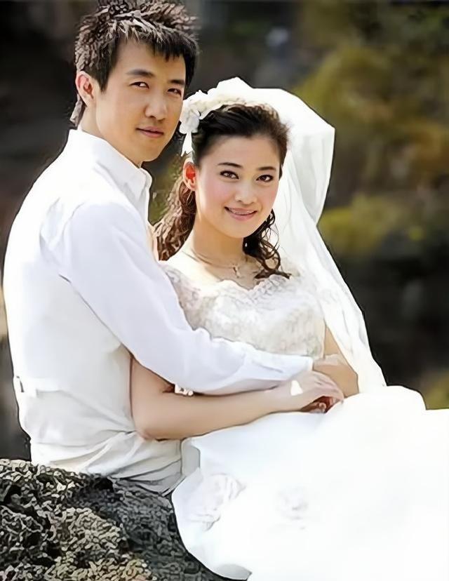 2010年，导演鄢颇被人砍成重伤，李小冉泣不成声：“就算鄢颇变成残废，我也会嫁给