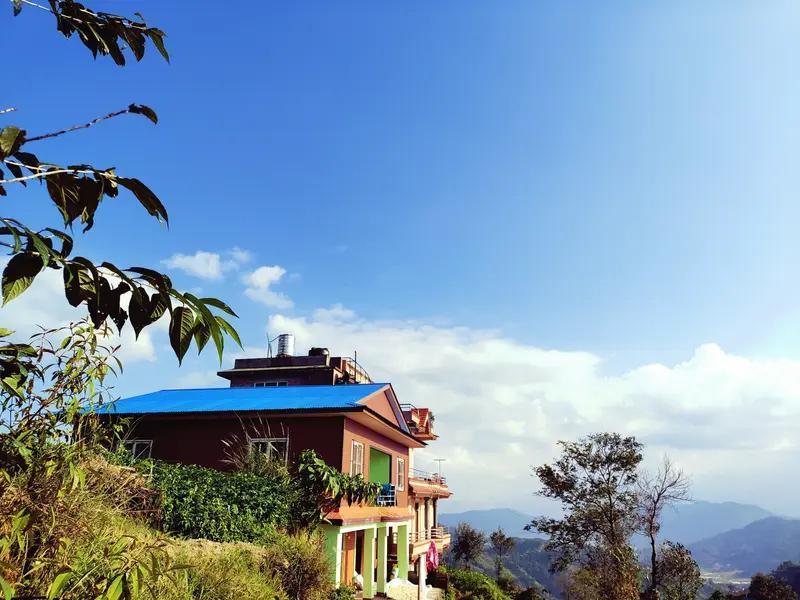 尼泊尔民宿的木门“咔哒”反锁时，老板手心全是汗。刚才那三个印度人的脚步声还在楼梯