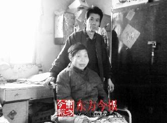多年前，女教师曹曾敏将年少的穷学生拉出泥潭，14年后她瘫痪被丈夫抛弃，学生顶着压