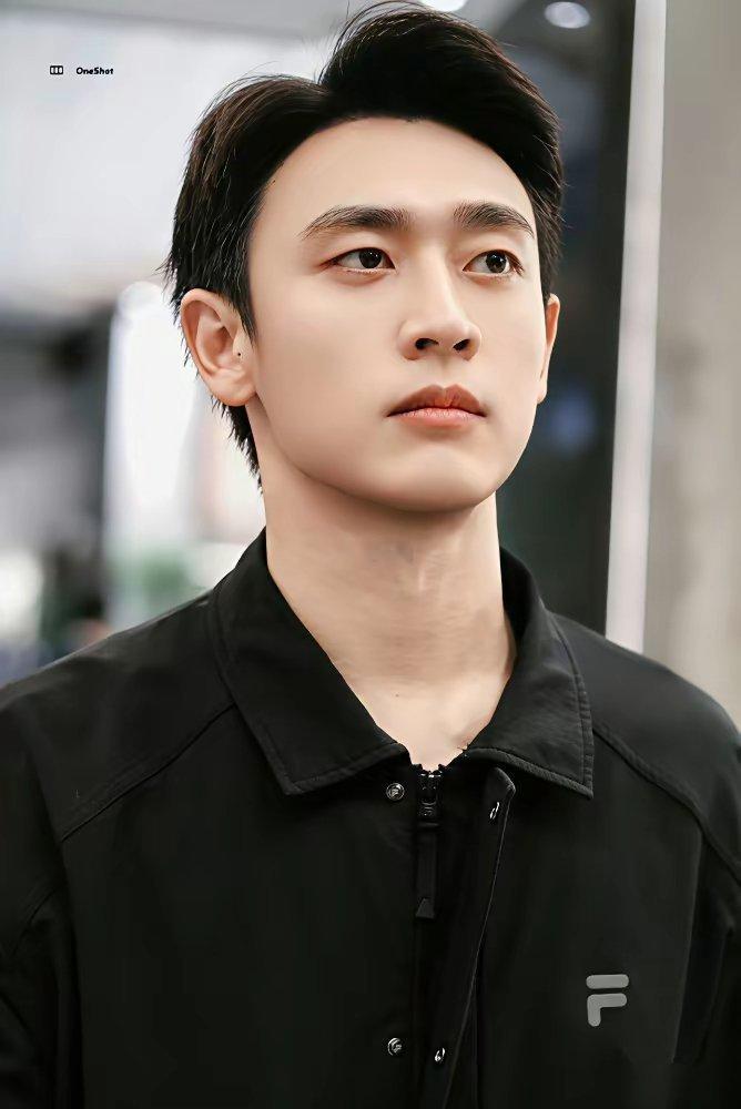 藏了10年，王天辰终于瞒不住了。冯小刚没捧红他，跟周迅搭戏也没火。没想到2026