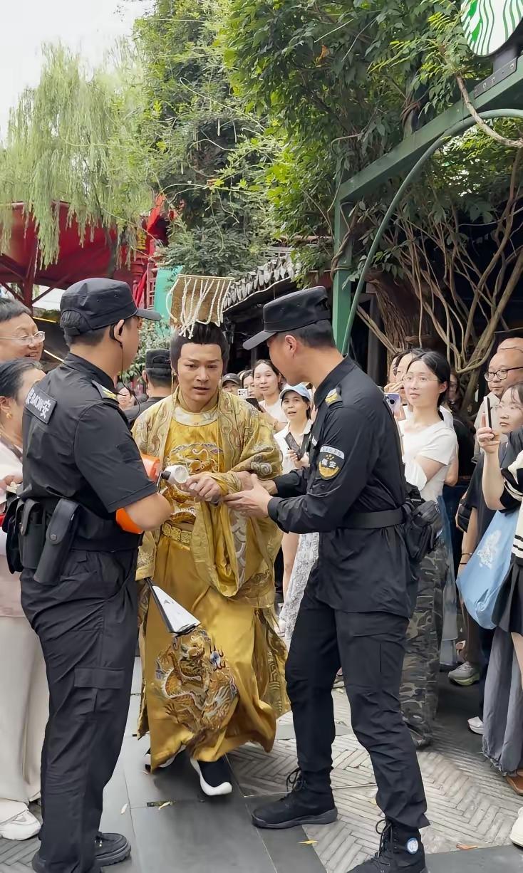 我宣布，
今天娱乐圈，
最尴/尬的事情就是，演员郑国霖站在景区门口对保安大喊：我