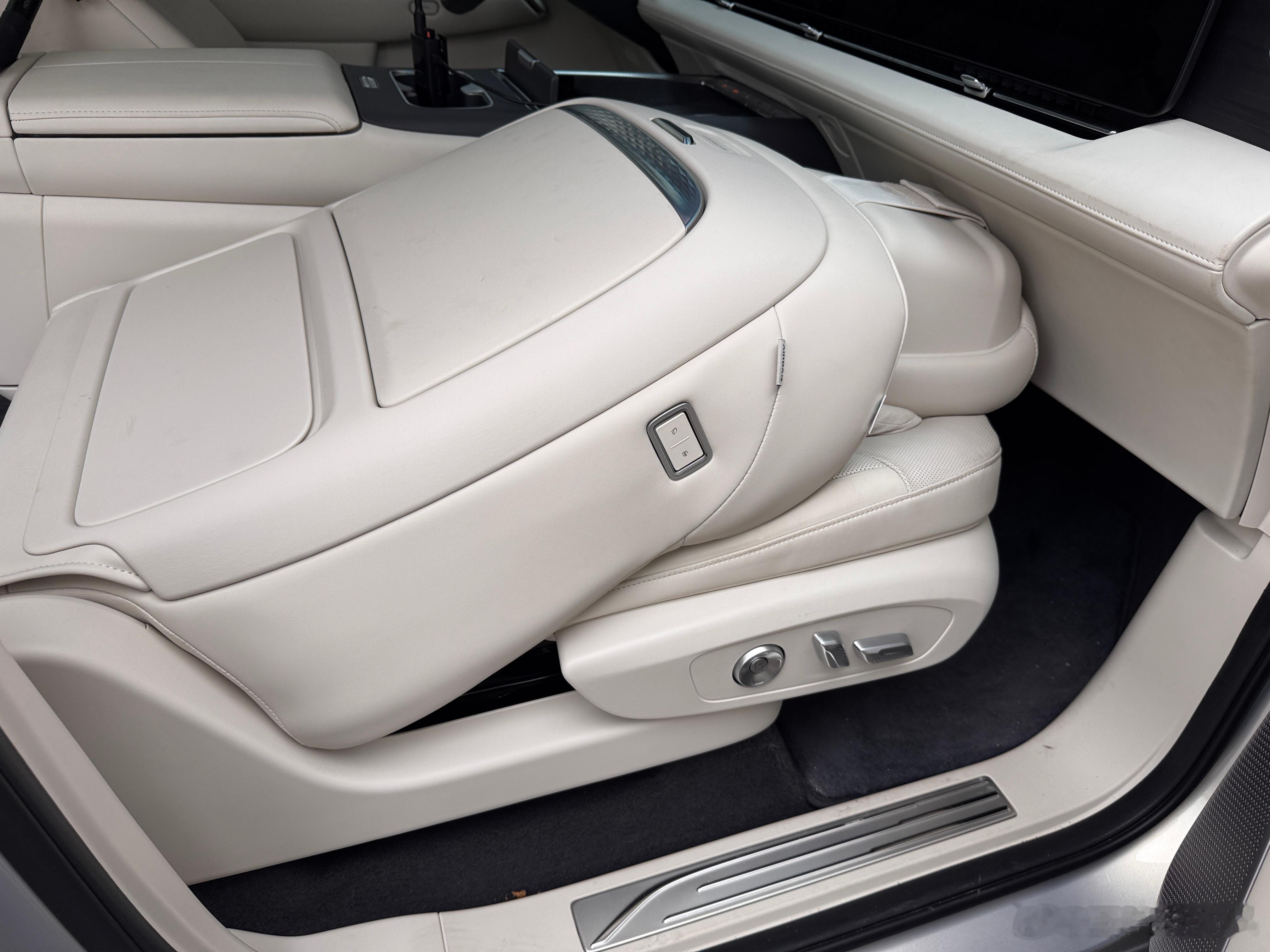 我在路上思考一个问题目前的硬派越野的6座都不算成功仅有方程豹8的6座不算成功，普