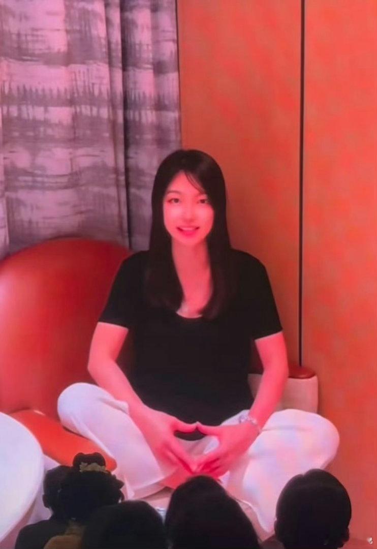 淮上这个坐姿邪恶萨摩耶顶着那么萌的一张脸大马金刀往那一坐… 