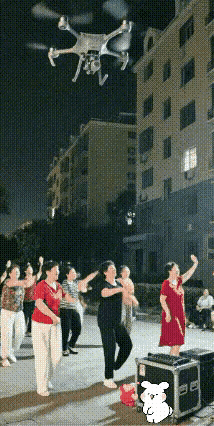 广场舞扰民如今己成普遍现象。象体育场，广场，小花园等空旷地方，太阳刚下山，或者是