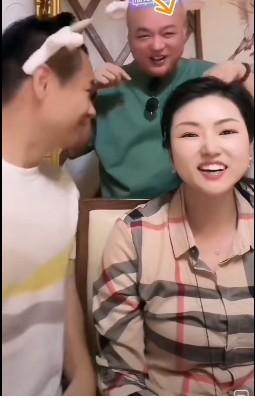 端午节时，罗姣非常开心。龚总和徐子崴都属羊，端午节晚宴结束后，二人戴上了小羊发箍