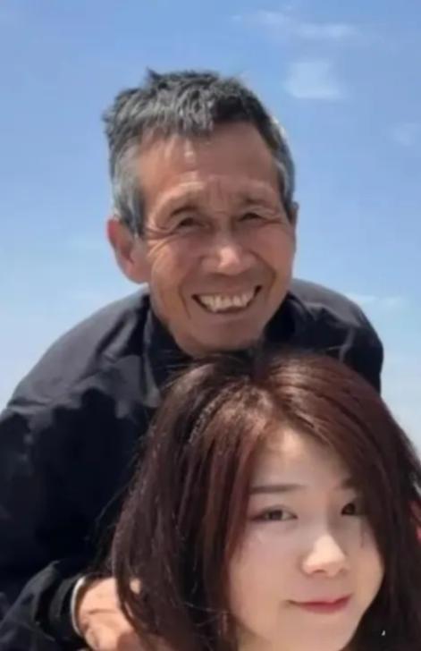1997年，河南一位50岁光棍，捡回1名女婴。没想到，送她上学后，她竟生气地问，