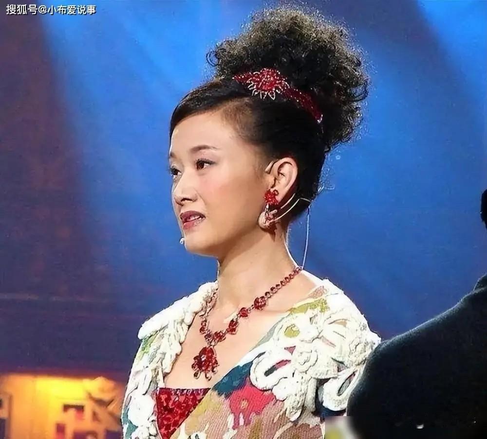 1996年，大红大紫的歌唱家宋祖英竟然硬生生亲手把年仅18岁、长相十分漂亮水灵的