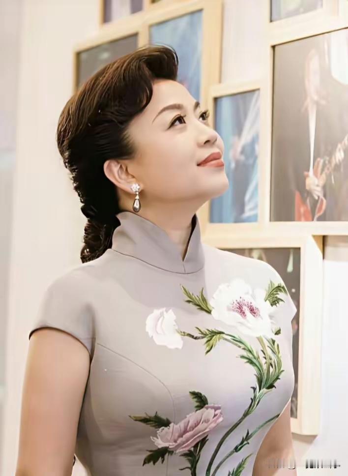 上联：男子汉顶天立地，尽显大丈夫豪迈气概
下联：真君子怀海藏山，道尽文人开阔襟怀