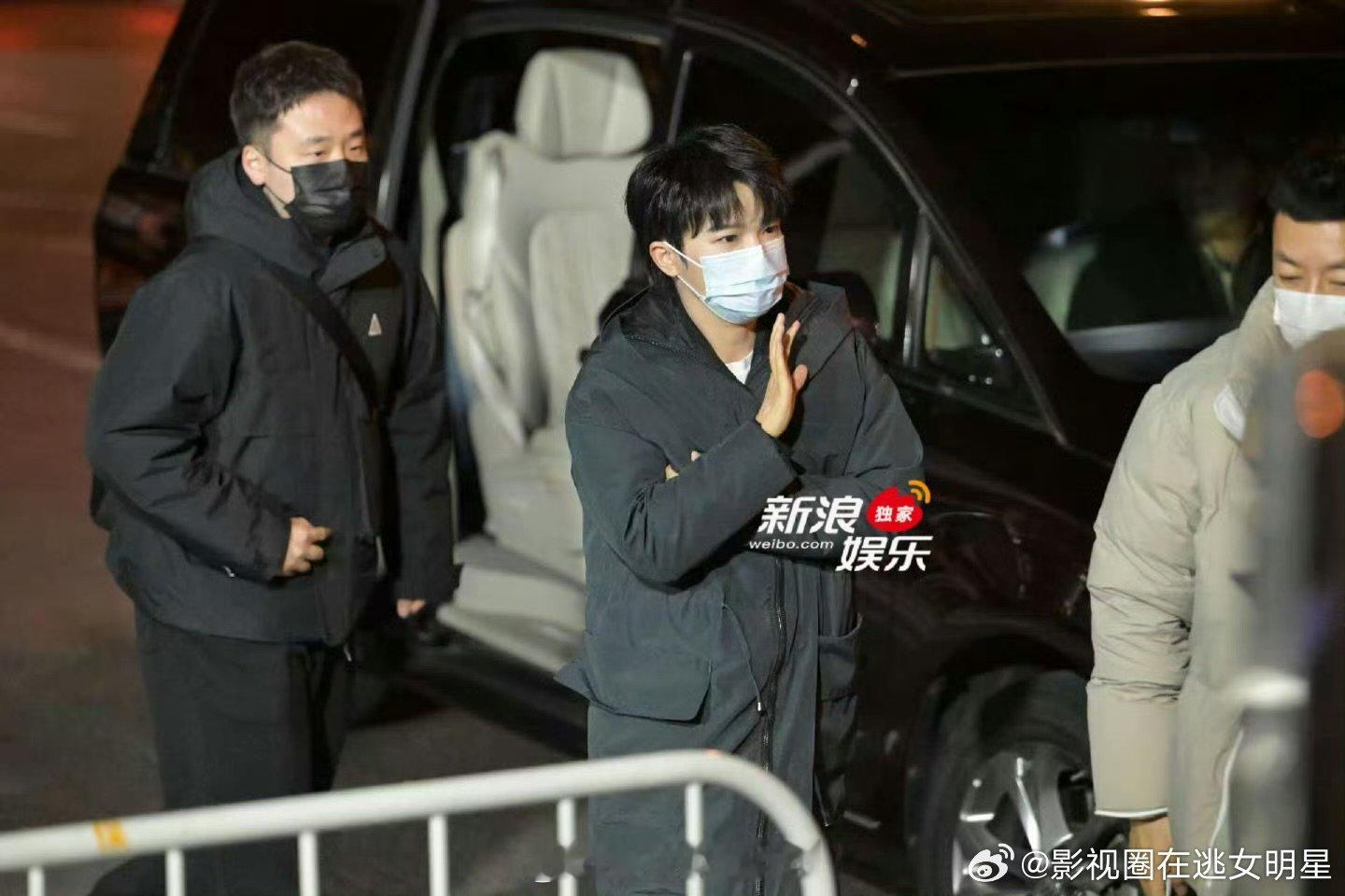 毛不易现身央视 现身央视大楼疑似参加春晚彩排，很难不期待