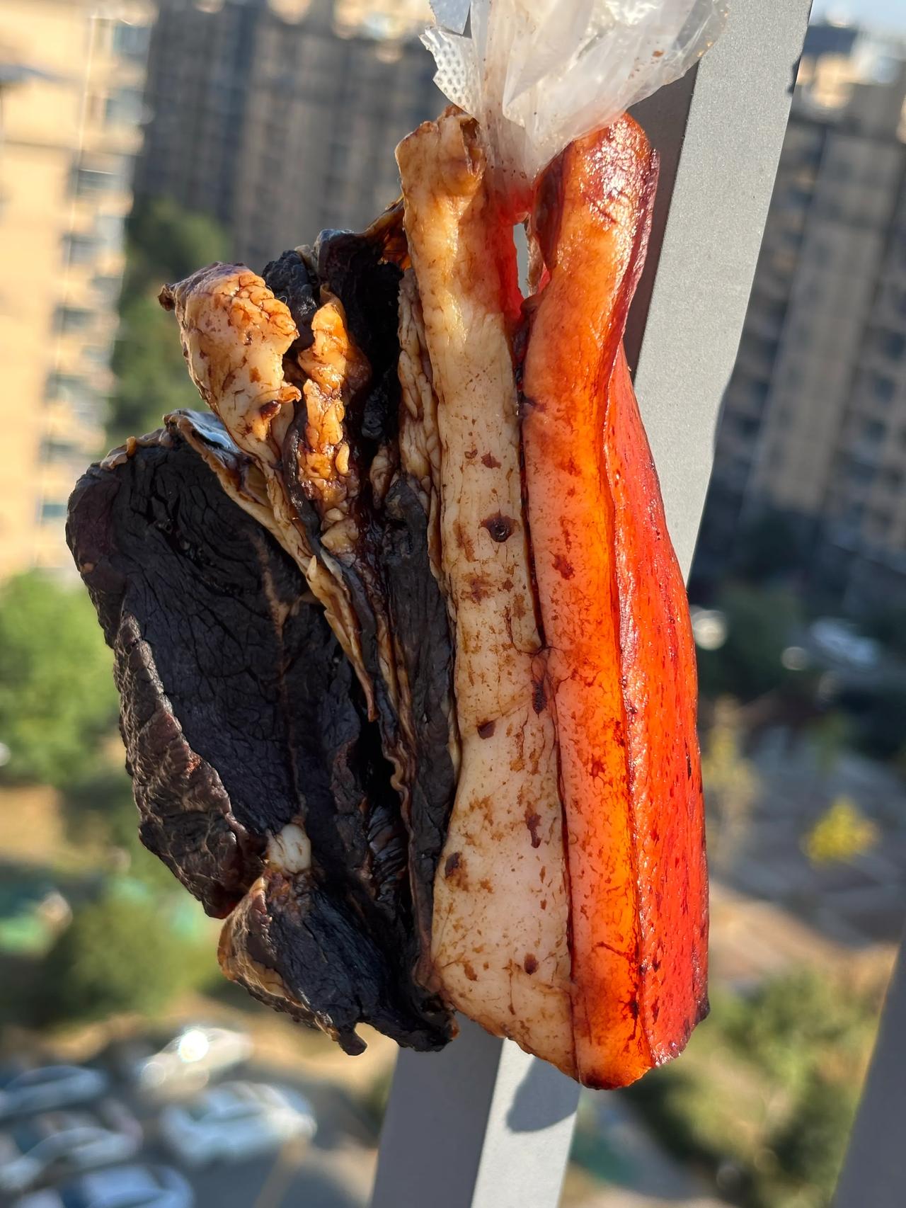 这是邻居腌制的肉，看着好诱人呀！
我是一个从来不吃腊肉的人看着都有点馋了。

烟