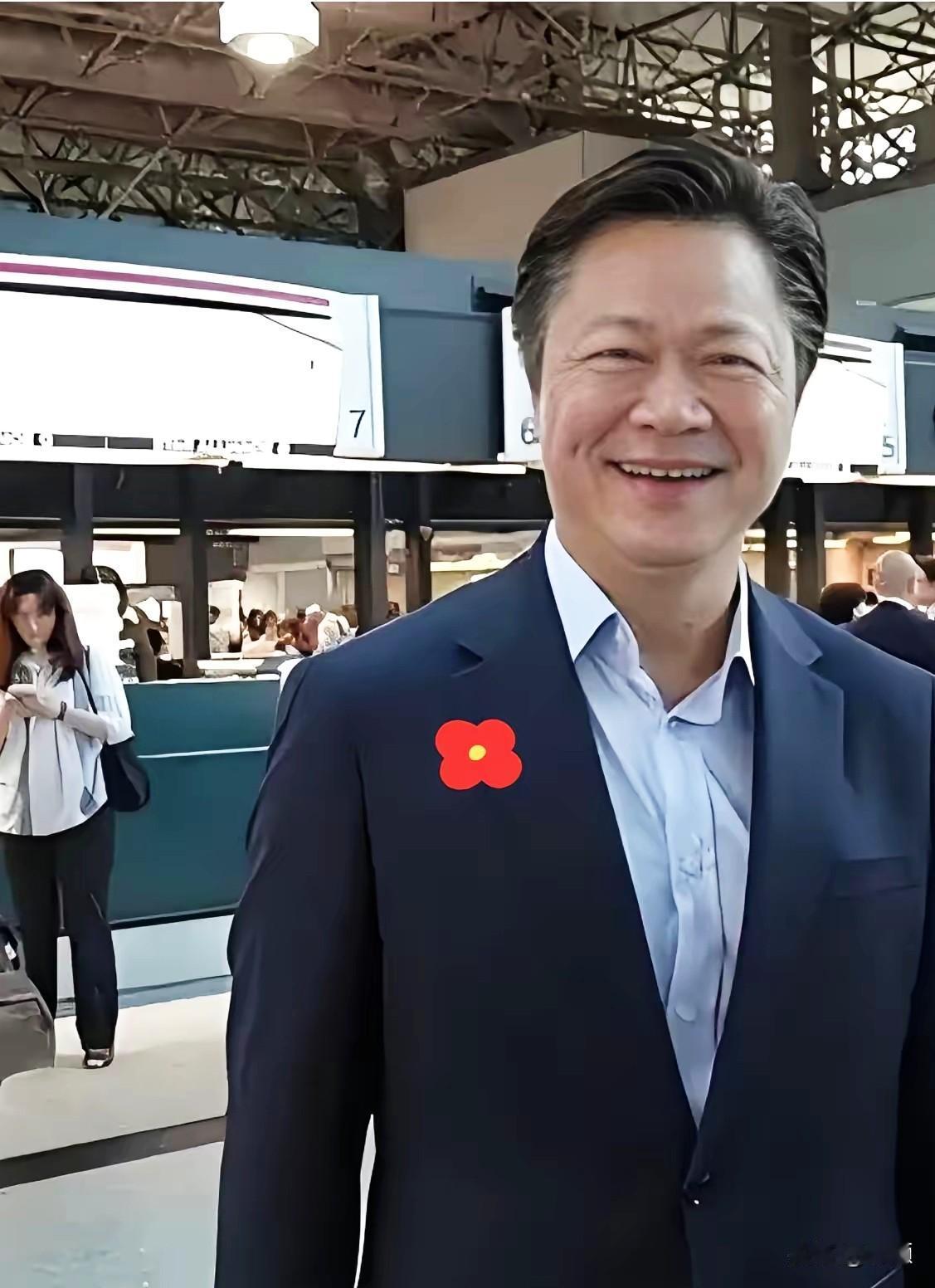 赖岳谦被辞退后，满脸愁苦，失业的日子里迟迟找不到合适的工作，生活压力扑面而来。如