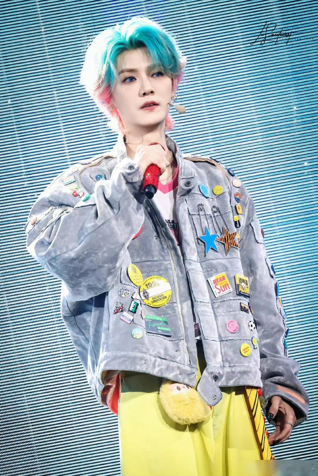 鹿晗演唱会 这个夏天跟鹿晗太适配了，最近几场演唱会妆造都出圈了，kswl ​​​