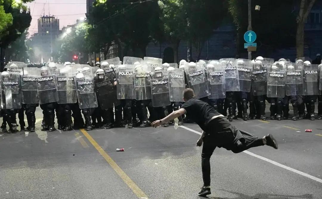 武契奇前脚访华，后脚老家就被抄了。
就在他访华期间，塞尔维亚国内发生动乱。
大批