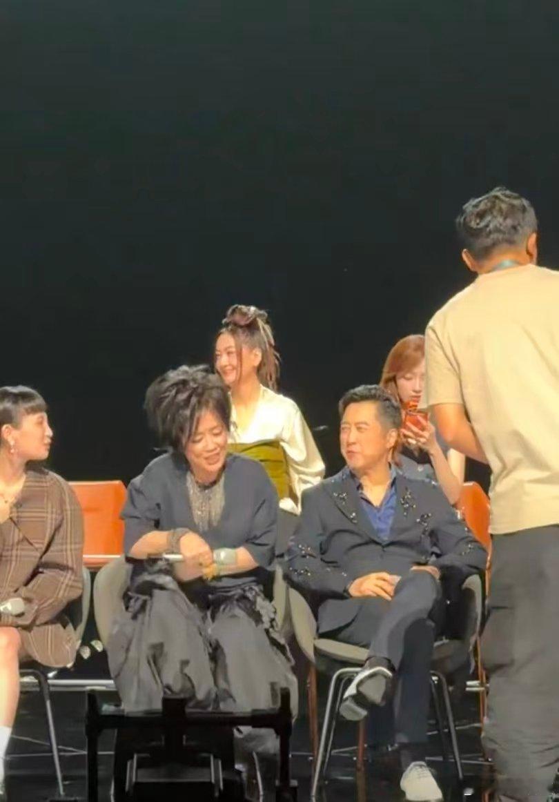 庾澄庆叫齐豫仙女齐庾澄庆喊齐豫仙女歌手发布会乐坛前辈趣味互动，庾澄庆在歌手发布会