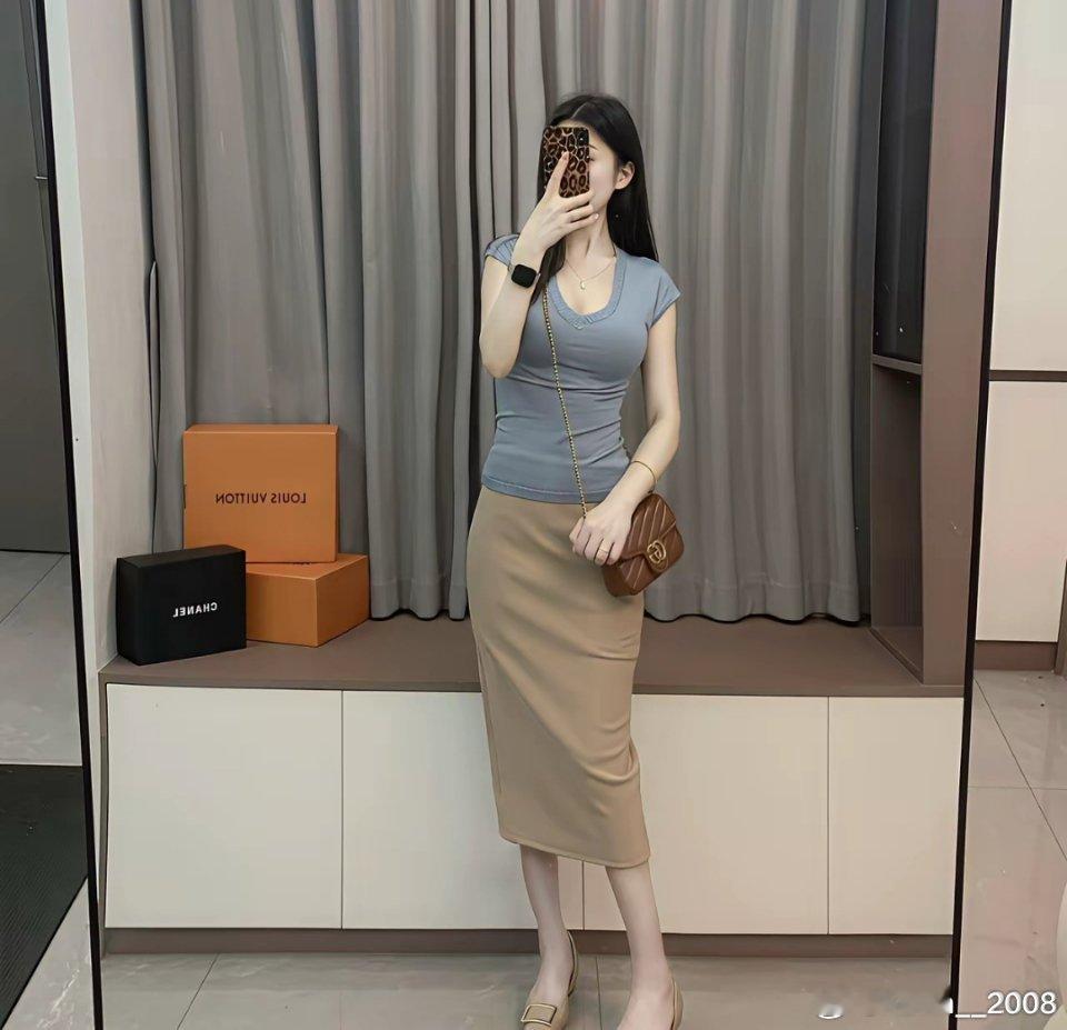 天气慢慢开始热了大家觉得老婆穿这身好看吗？ 