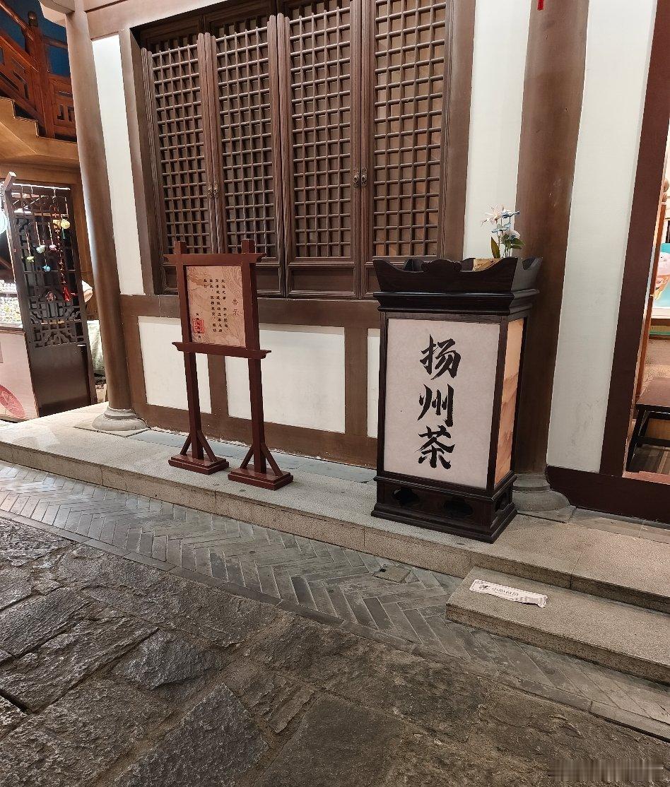 大运河博物馆展厅里竟然搞了个仿古街，店门口复原的彩楼欢门，就是这红纸灯笼有点敷衍