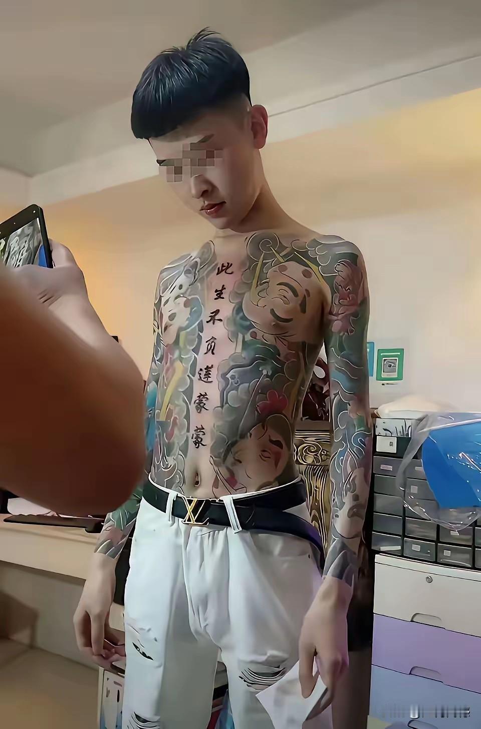 这小伙子岁数不大，都不一定到20岁，把自己的整个上身都纹上了青皮子，这就是太年轻