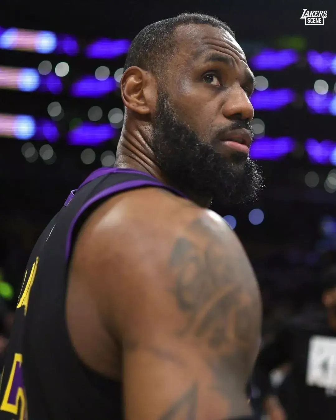 詹姆斯在对阵公牛的比赛中得到25分，同时还得到了4个篮板和12次助攻，这是他本赛