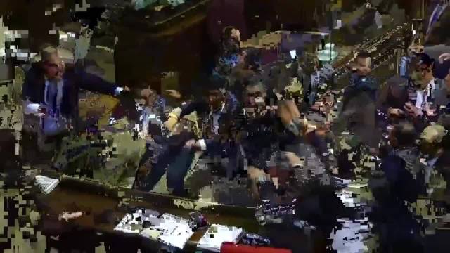 亚美尼亚议员在议会会议中，执政党和反对党代表之间爆发了全面斗殴，议员们甚至互相扔椅子。

#海外新鲜