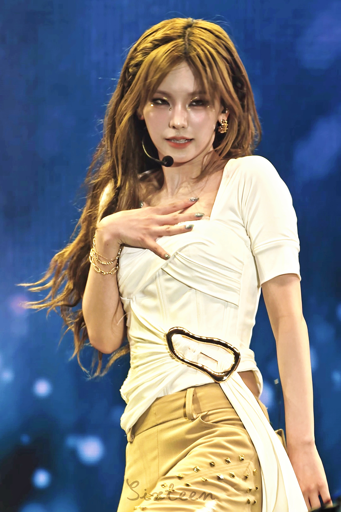 眼妆贴钻 脸颊凹陷 致命的美丽女人✨✨✨ 