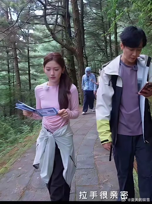 看孙晓彤和高梓淇顿悟了，很多人总想着找年纪大一点的，觉得老一辈风格的男人更会疼人
