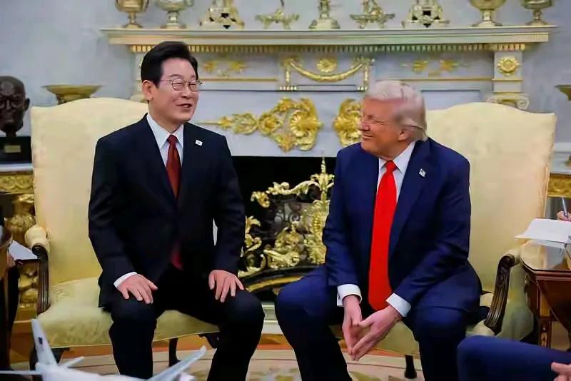 特朗普热情迎接李在明，在椭圆形办公室进行了友好亲切，两人先相互夸奖了对方一番，两