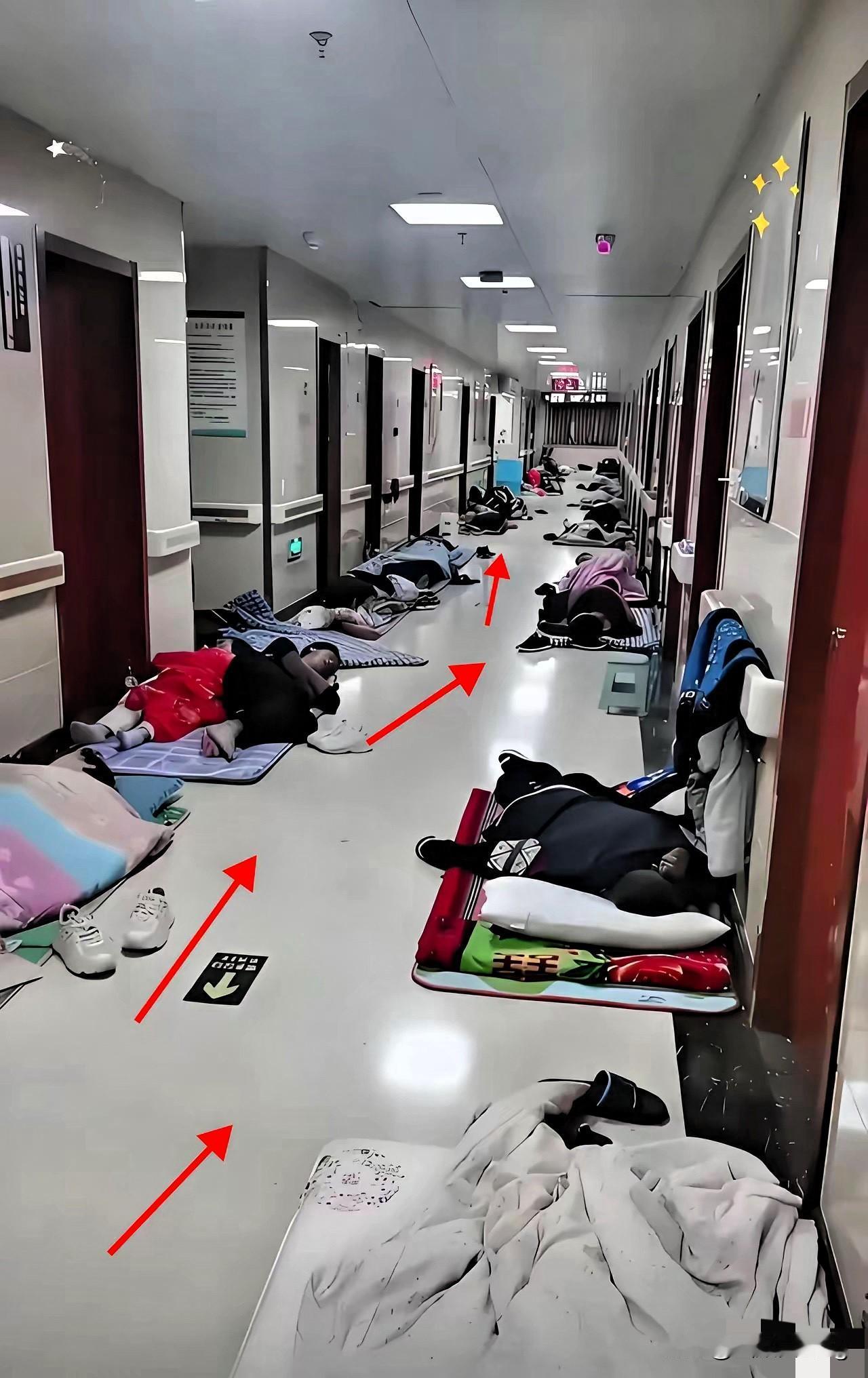 武汉这家医院的“通融”，才是医疗该有的样子——允许家属走廊打地铺，比任何口号都戳
