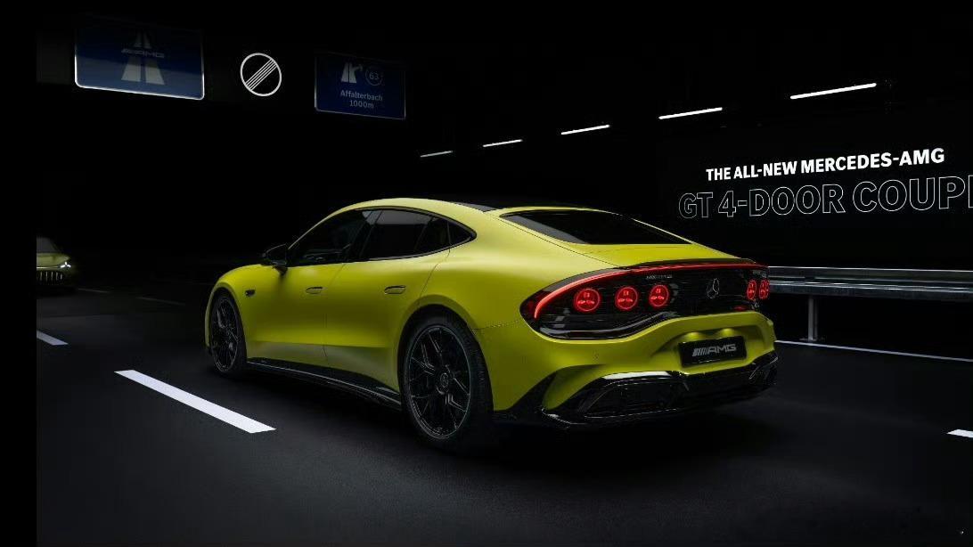 全新AMG GT 四门轿跑…在更换了更炫酷的颜色之后，这台车终于变成了蜥蜴（还没