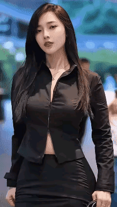 她用眼神告诉你，加把劲儿，火候没到