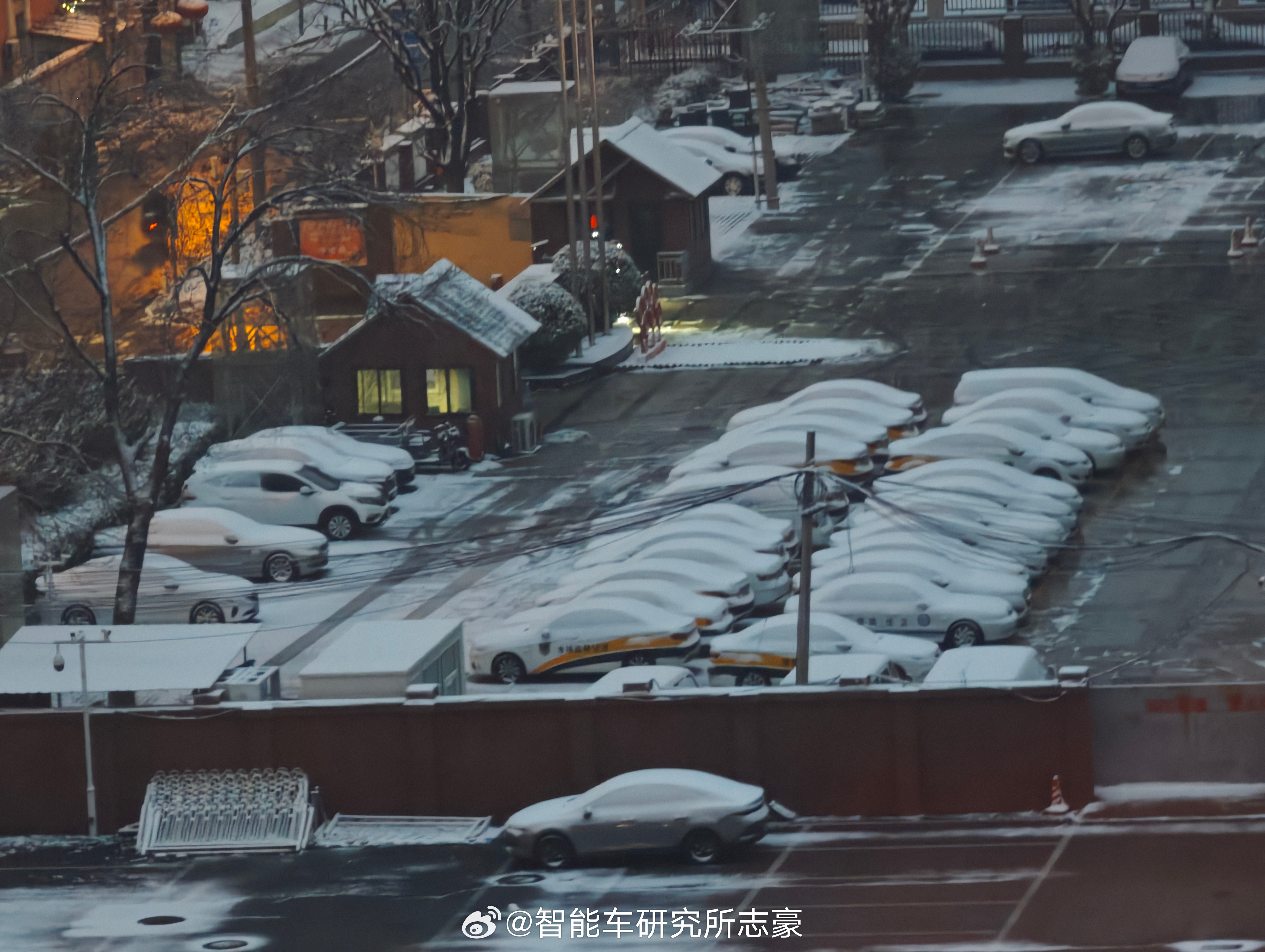 北京昨晚下大雪了啊，一早起来白雪皑皑让我想起之前去冬季雪地体验，难怪小米su7u
