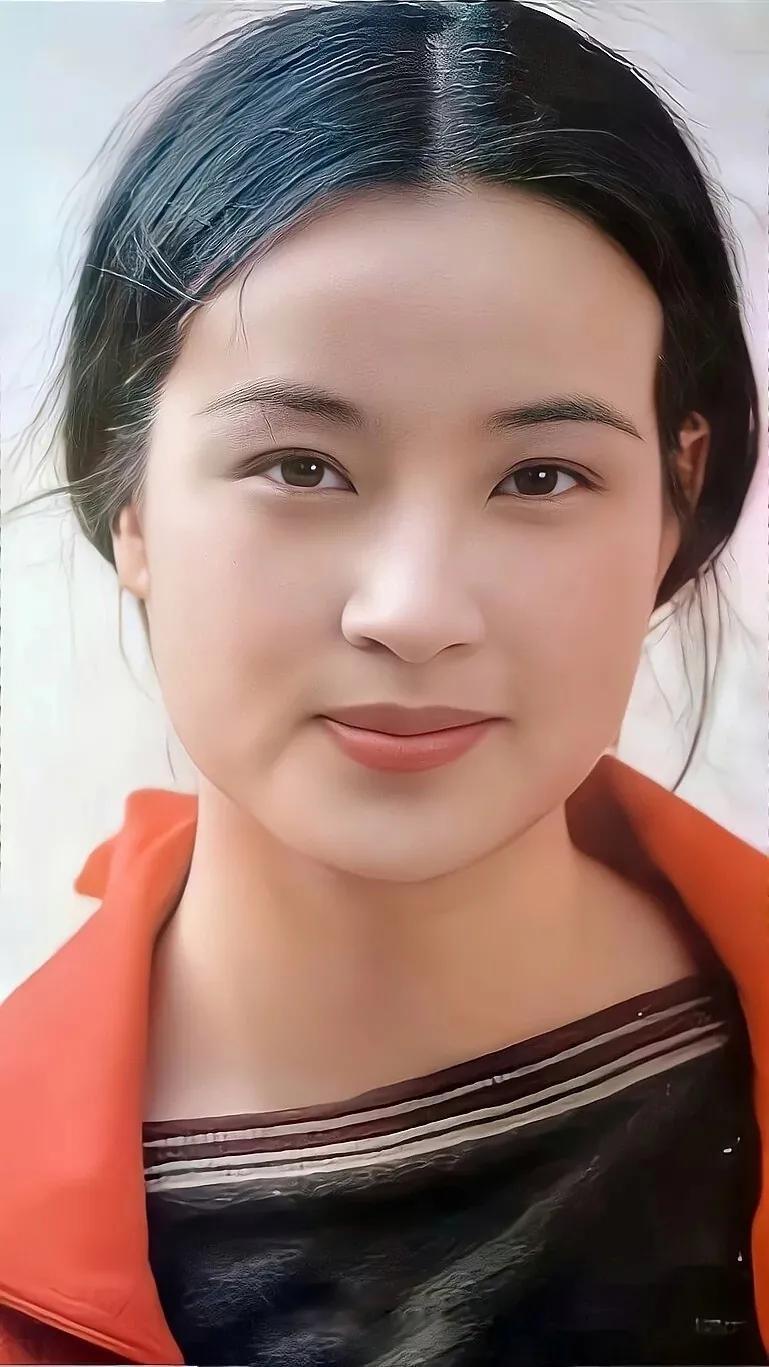 1986年，刘晓庆和姜文传出恋情，丈夫陈国军得知后，拿着皮带和刀去找刘晓庆和姜文