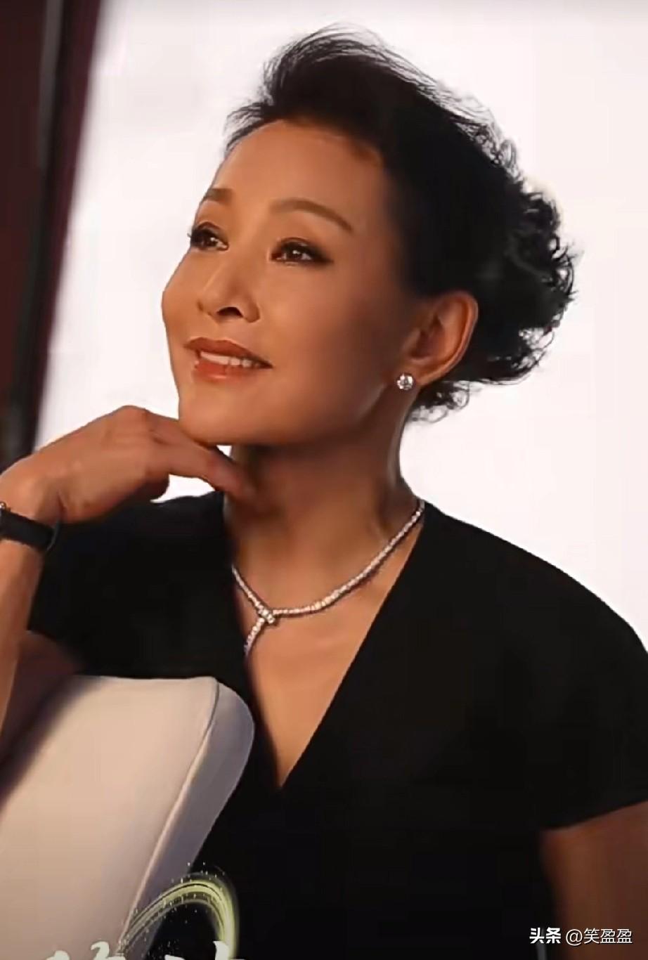 63岁的她  这状态好好     一点都看不出60+了，你知道她是谁吗？