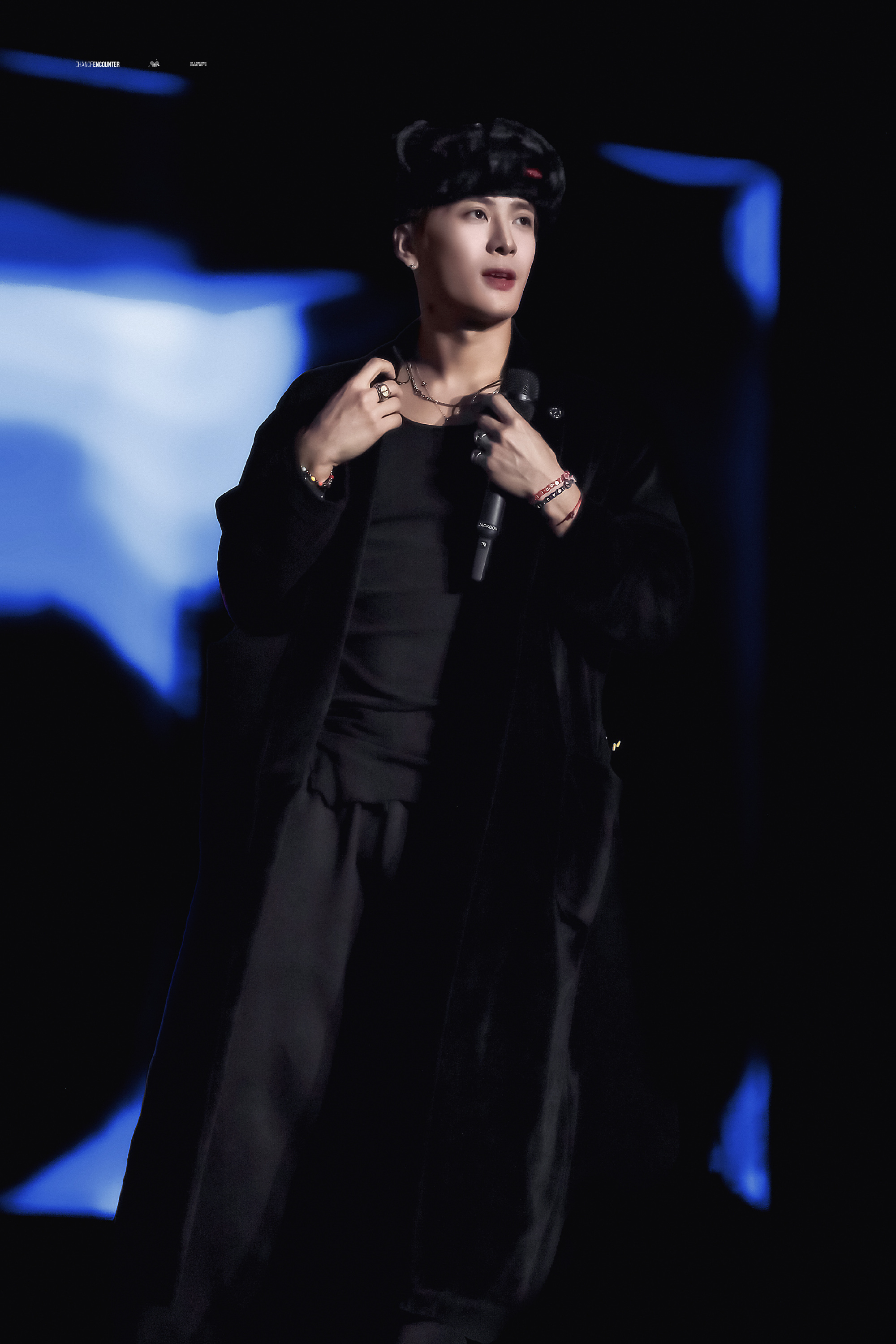 王嘉尔王嘉尔舔手套 王嘉尔海外巡演大屏画面太权威了！舞台上的王嘉尔，一个动作就让