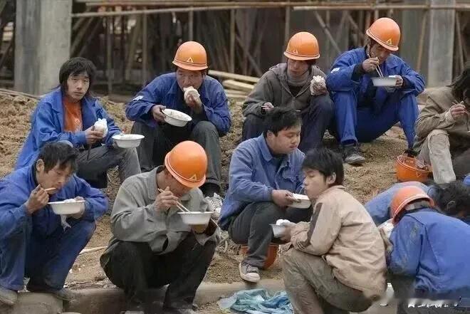 如何定义当下的农民工呢？农民工从事的是工地上最为肮脏、最为劳累的工作，吃着馒头，