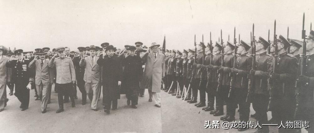 1952年8月17日至9月22日，周恩来总理率领中国政府代表团访问苏联。代表团抵